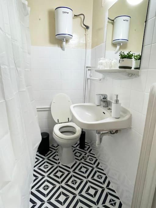 Cute And Quiet Apartment In The Center Of Atenas Exterior foto